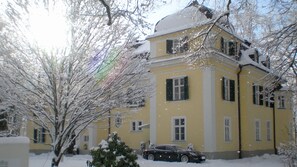 Vista frontal de la propiedad