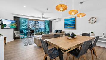 Executive Apartment, 3 Bedrooms | Makan dalam bilik