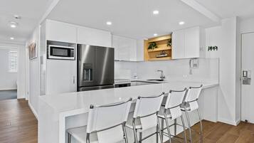 Executive-Apartment, 3 Schlafzimmer | Eigene Küche | Großer Kühlschrank, Mikrowelle, Ofen, Herdplatte