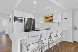 Executive Three Bedroom Apartment | Private kitchen | Full-size fridge, microwave, oven, stovetop - Peninsular Beachfront Resort (Mooloolaba)