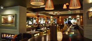Bar (on property) - Hotel Laguna (Noosa Heads)