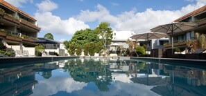 Outdoor pool, pool loungers - Hotel Laguna (Noosa Heads)