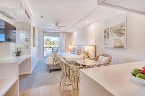 Standard Studio | Premium bedding, individually decorated, individually furnished - Hotel Laguna (Noosa Heads)