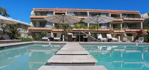 Piscina externa, espreguiçadeiras