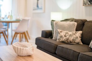 One Bedroom Apartment | Living area - Hotel Laguna (Noosa Heads)