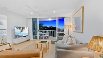 Leilighet – premium, 2 soverom, spabadekar, fjellutsikt | Oppholdsområde | Flatskjerm-TV og DVD-spiller