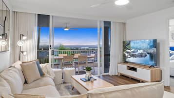 Leilighet – premium, 2 soverom, spabadekar, fjellutsikt | Oppholdsområde | Flatskjerm-TV og DVD-spiller