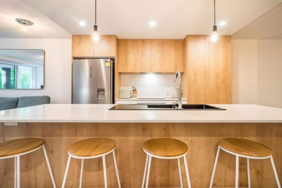 Private kitchen | Full-size fridge, microwave, stovetop, coffee/tea maker