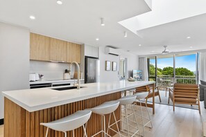 Iron/ironing board, free WiFi, bed sheets - Noosa Hill Resort (Noosa Heads)