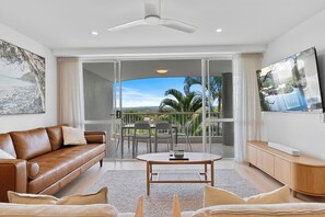 Flat-screen TV, DVD player - Noosa Hill Resort (Noosa Heads)