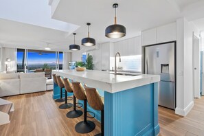 Premium Apartment, 2 Bedrooms, Hot Tub, Mountain View | Iron/ironing board, free WiFi, bed sheets - Noosa Hill Resort (Noosa Heads)