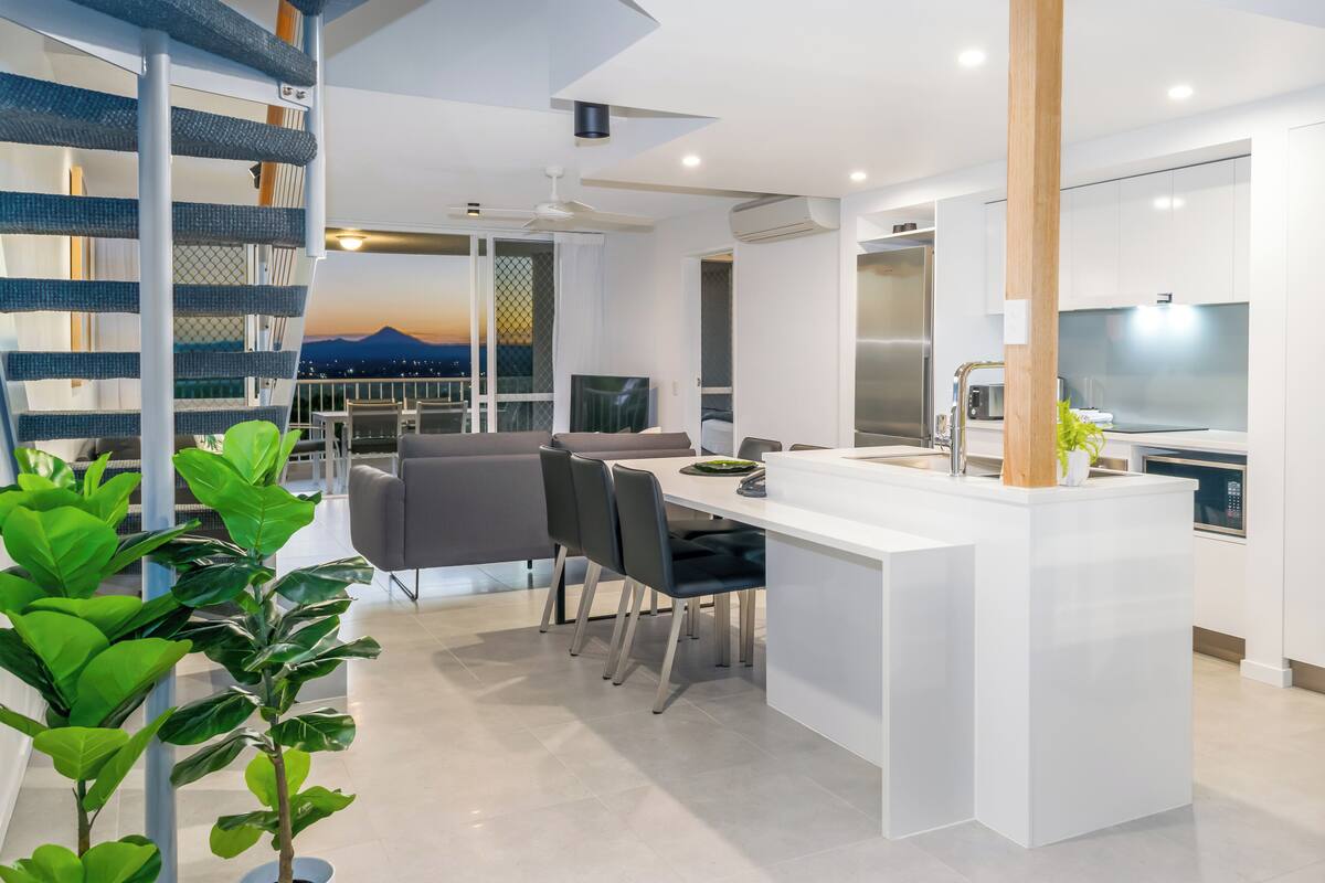 Departamento (3 Bedroom Superior Penthouse) | Área de sala de estar | Televisión de pantalla plana y reproductor de DVD