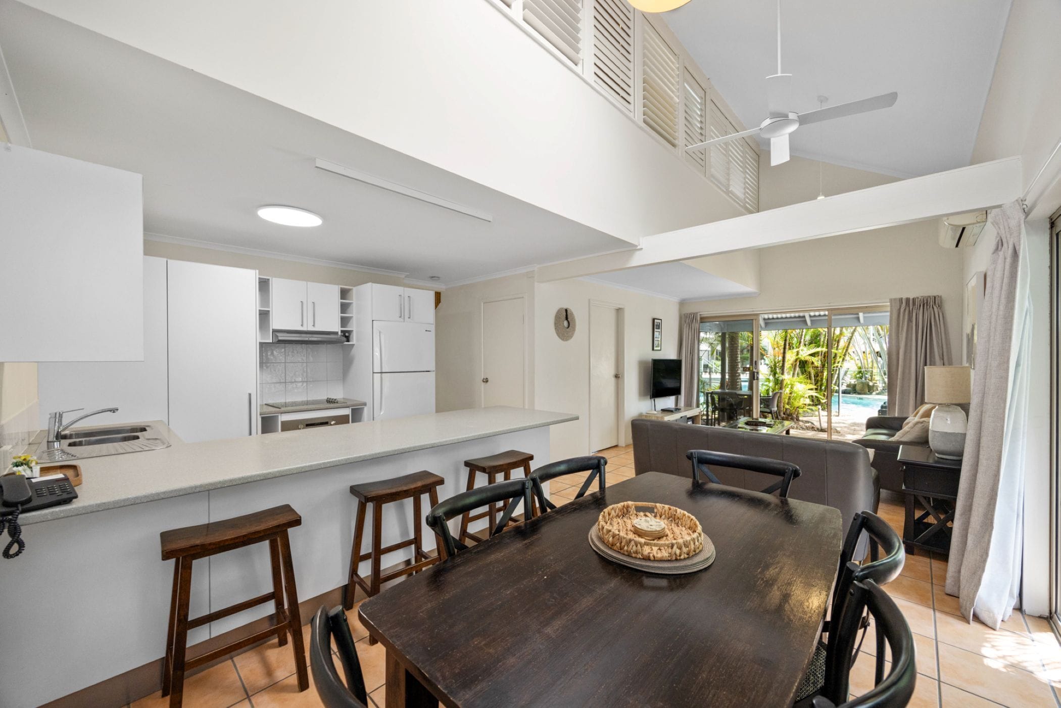 Vila | Área de estar | Smart TV 50 polegadas com canais digitais, TV, Netflix