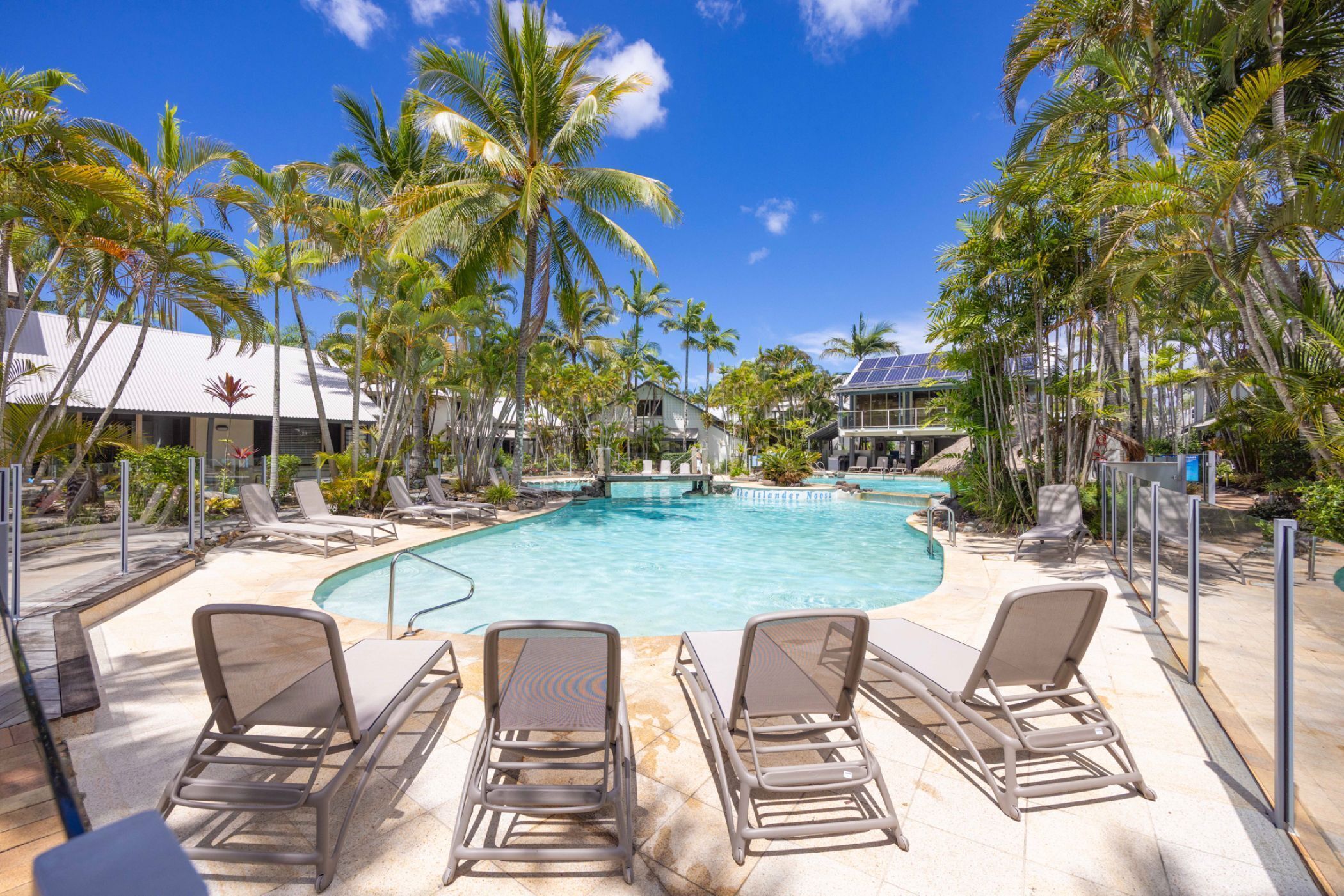 3 piscines extérieures, chaises longues