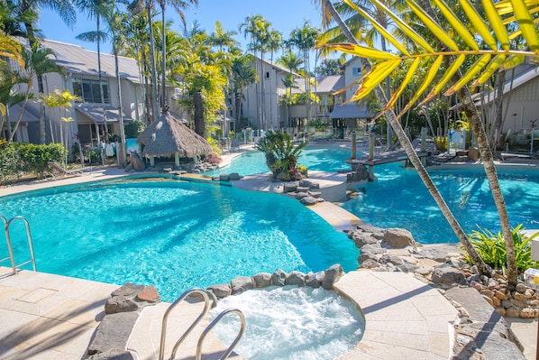 3 outdoor pools, open 7 AM to 9:00 PM, sun loungers - The Islander Noosa Resort (Noosaville)