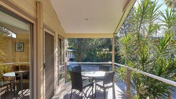 Standard-mökki, 2 makuuhuonetta, tupakointi kielletty, keittiö (Avalon Cabin) | Terassi/patio