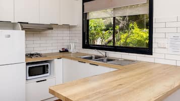 Kabin Standar, 2 kamar tidur, Bebas Asap Rokok, dapur (Avalon Cabin) | Dapur pribadi | Lemari es di ruangan bersama dan microwave di ruangan umum
