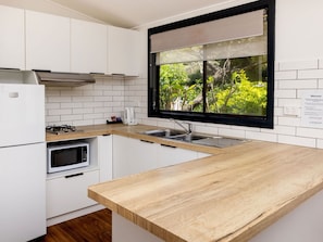 Cabaña estándar, 2 habitaciones, no fumadores, cocina (Avalon Cabin) | Cocina privada | Nevera en la zona común y microondas en la zona común