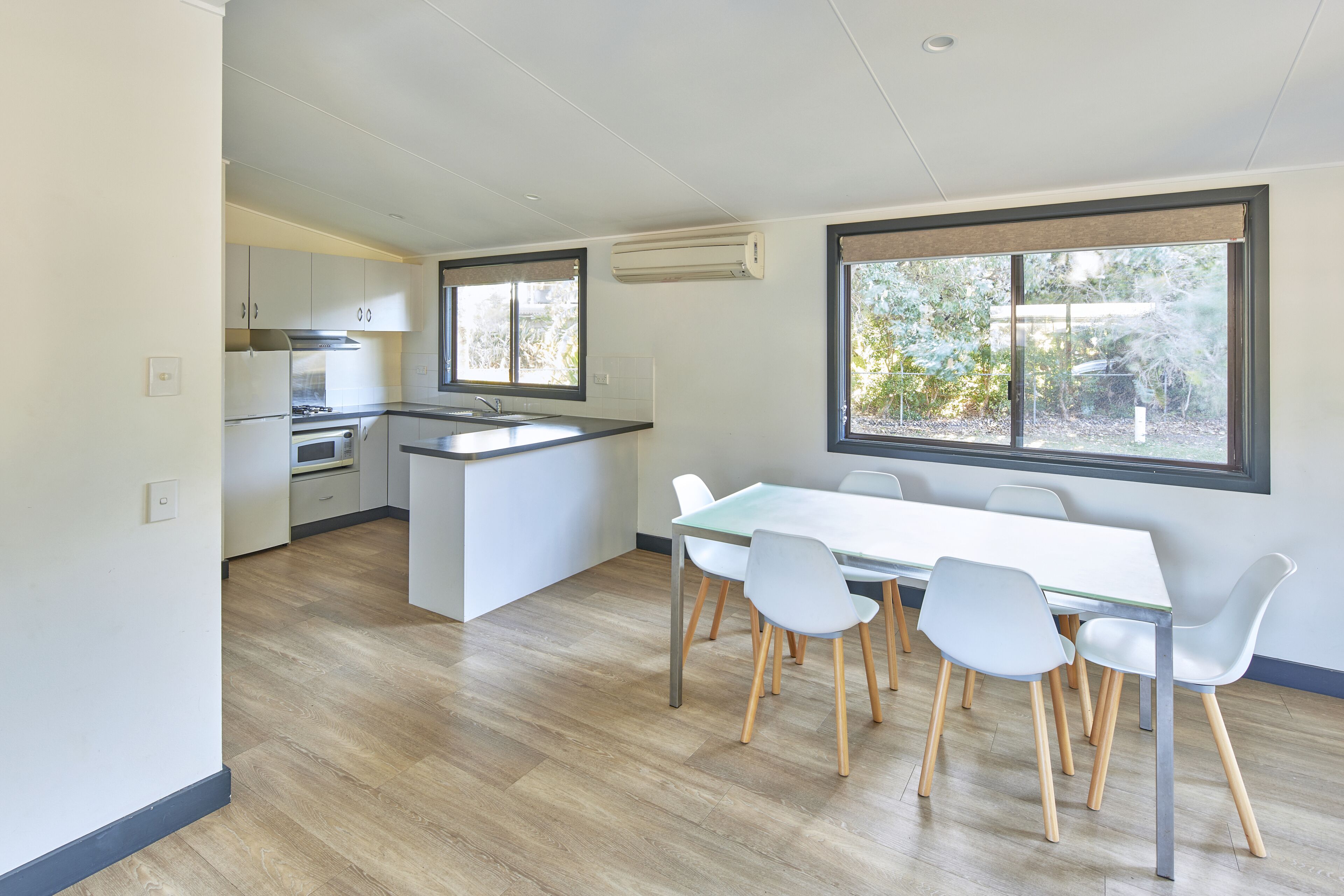 スタンダード キャビン 2 ベッドルーム 禁煙 キッチン (Narrabeen Cabin) | リビング エリア | 50 イ  ンチの薄型テレビ (衛星放送視聴可)、テレビ