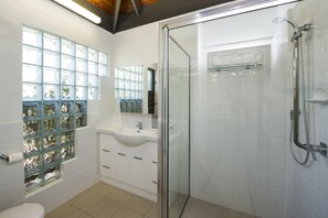 Superior Queen Bure | Bathroom | Free toiletries, hair dryer, towels, soap - Island Leisure Resort (Nelly Bay)