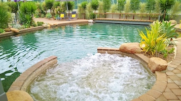 室外游泳池，日光浴躺椅