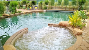 室外游泳池,提供日光浴躺椅