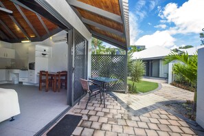 Free WiFi, bed sheets, wheelchair access - Island Leisure Resort (Nelly Bay)
