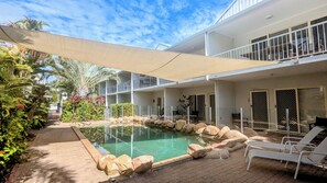 Kolam renang outdoor, dengan kursi berjemur