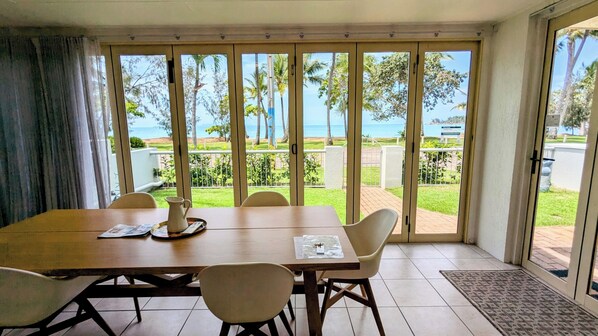 別墅 | 起居區 | 30-吋平面電視、有線頻道、電視