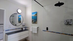 Sails 1 Beachfront | Individually decorated, individually furnished, iron/ironing board - Sails On Horseshoe (Horseshoe Bay)