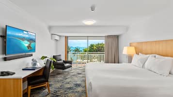 Premium-herbergi - 1 stórt tvíbreitt rúm - útsýni yfir hafið | Skrifborð, myrkratjöld/-gardínur, straujárn/strauborð