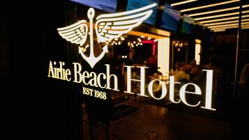 El exterior del Hotel Airlie Beach, con un llamativo logotipo de ancla y el año de fundación 1968.
