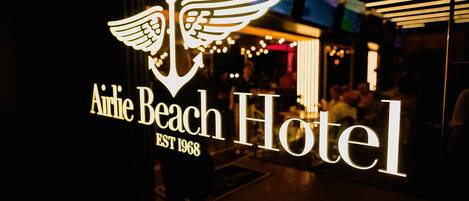 El exterior del Hotel Airlie Beach, con un llamativo logotipo de ancla y el año de fundación 1968.