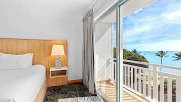 Twin kamer, uitzicht op oceaan | 1 slaapkamer, een bureau, verduisterende gordijnen