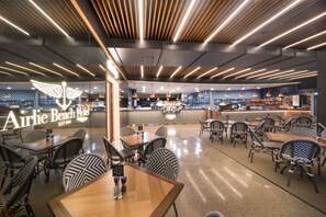 供應午餐和晚餐，披薩