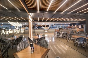 Se sirven almuerzos y cenas, cocina local