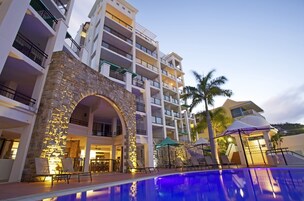 Piscina externa, funciona das 7h às 21h, guarda-sóis, espreguiçadeiras