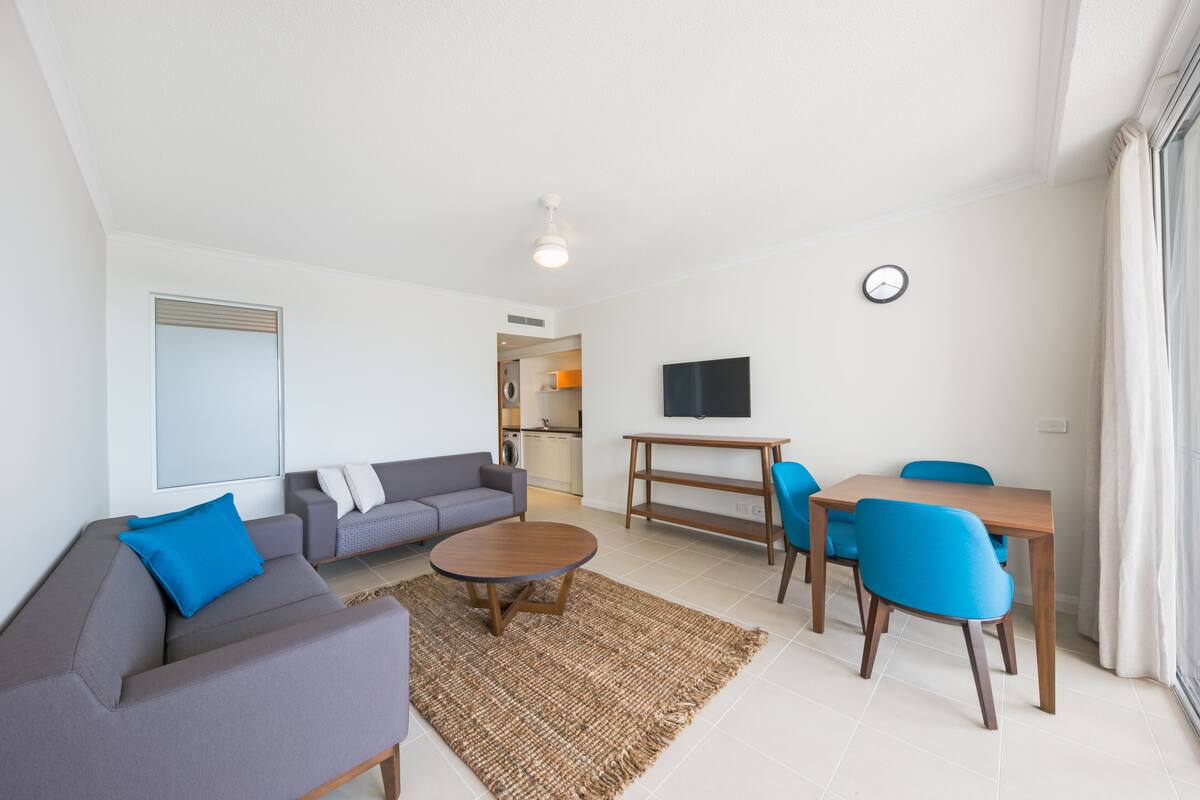 Una sala de estar moderna con un sofá, una mesa de centro y un comedor.