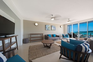 Panoramic-Penthouse, 3 Schlafzimmer, Meerblick | Wohnbereich | 43-Zoll-Smart-TV mit Digitalempfang, Fernseher