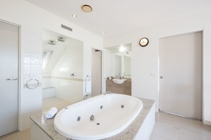 Ático panorámico, 3 habitaciones, vistas al mar | Baño | Artículos de higiene personal de diseño, secador de pelo y toallas