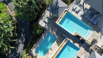 2 udendørs pools, liggestole