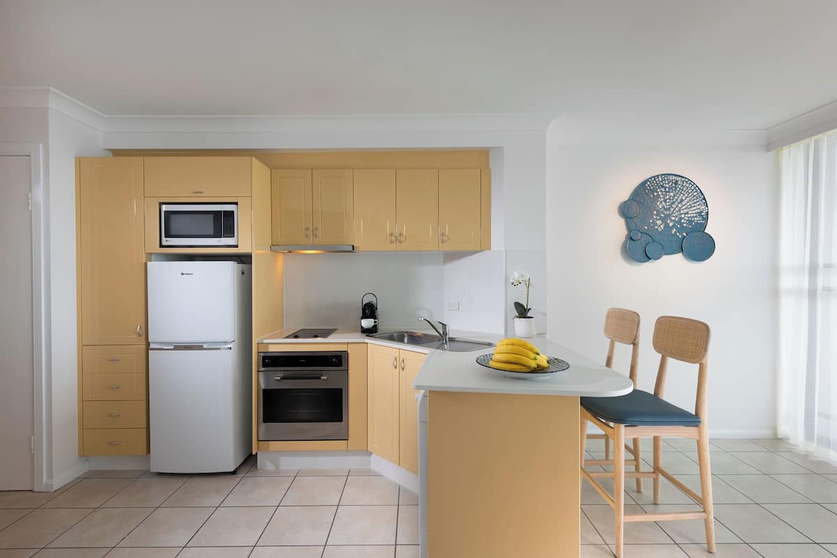 full-sized fridge, microwave, oven, stovetop