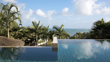 2 hồ bơi ngoài trời, ghế dài tắm nắng