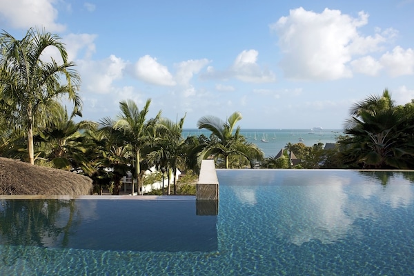 2 outdoor pools, pool loungers