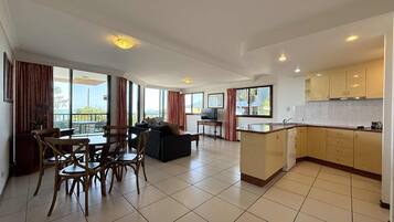 2 Bedroom Non-Refurbished | Área de estar | TV de tela plana 40 polegadas com canais digitais, TV, DVD player