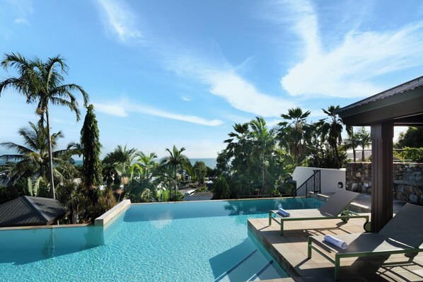 2 من حمّامات السباحة الخارجية، مقاعد للتشمس