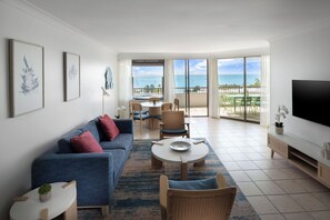 تلفزيون بشاشة مسطحة، مشغل دي في دي، وحدة شحن آي بود، وحدة شحن إم بي ثري