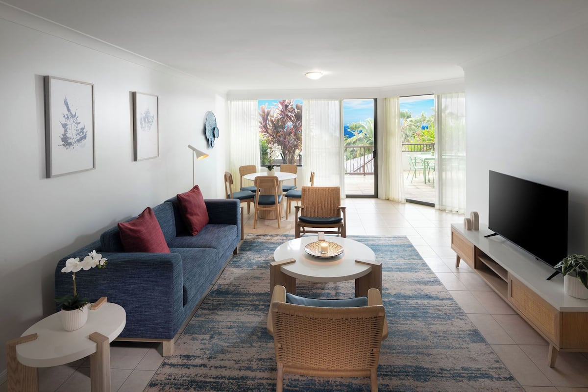 2 Bedroom 2 Bathroom Apartment with Balcony and Ocean View | Living area