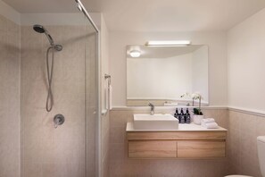 Combined shower/bathtub, designer toiletries, hair dryer, towels - at Water's Edge Resort (Airlie Beach)