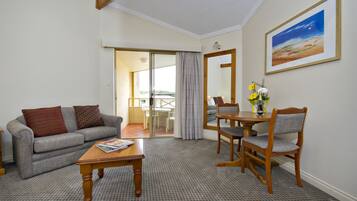 Studio suite | Woonkamer | Lcd-televisie en een dvd-speler